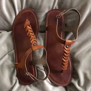 American eagle size 6 sandals